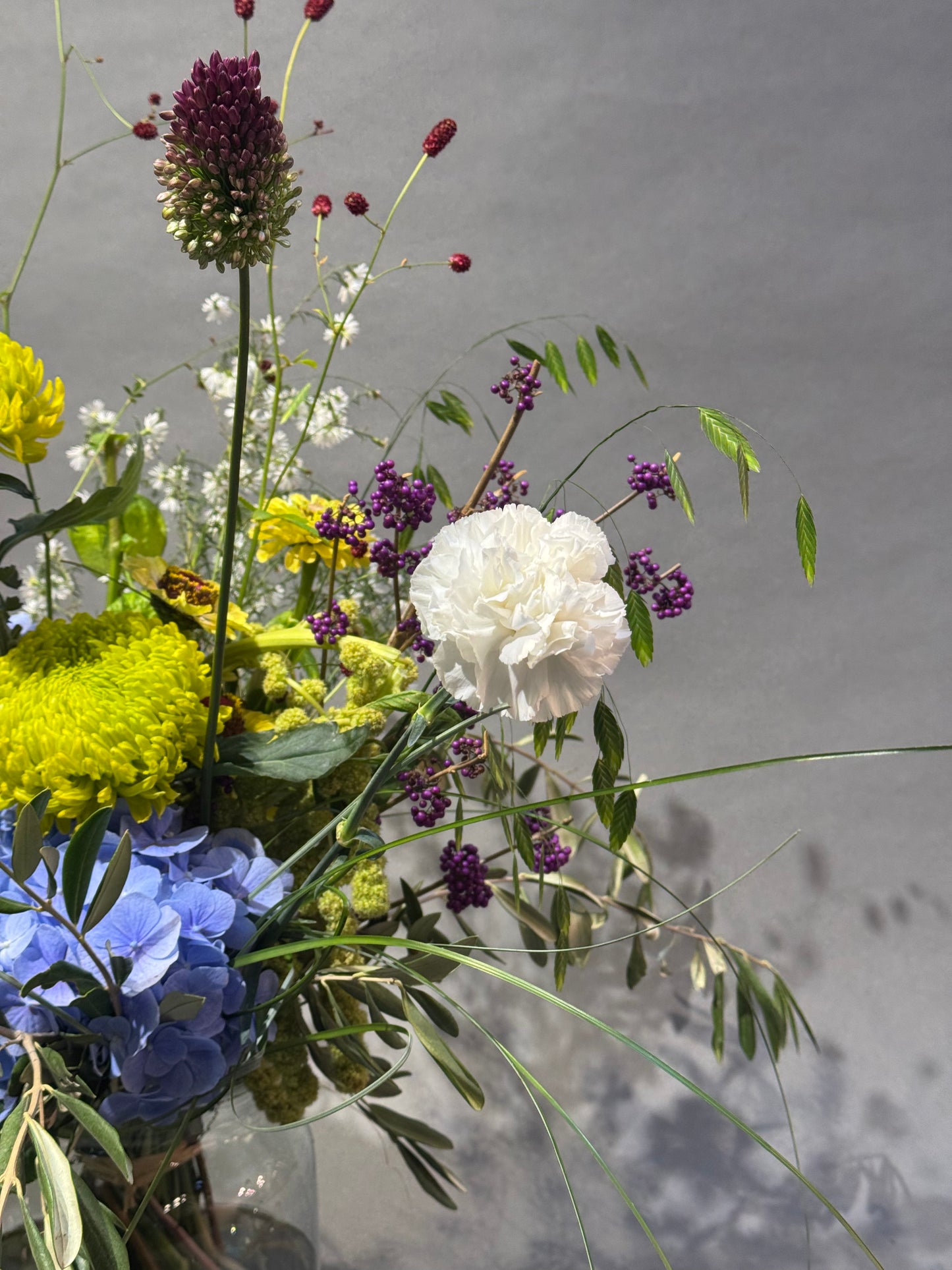 Großer, heller Blumenstrauß