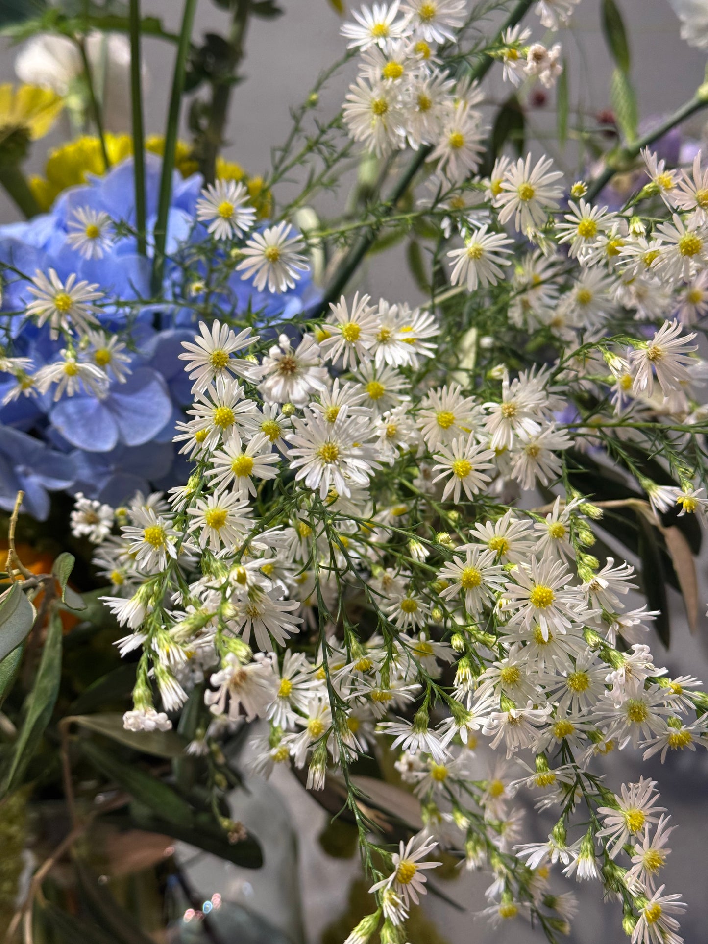 Großer, heller Blumenstrauß